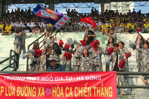 Dàn cổ động viên 600 người gây ấn tượng khán đài Tây Hồ
