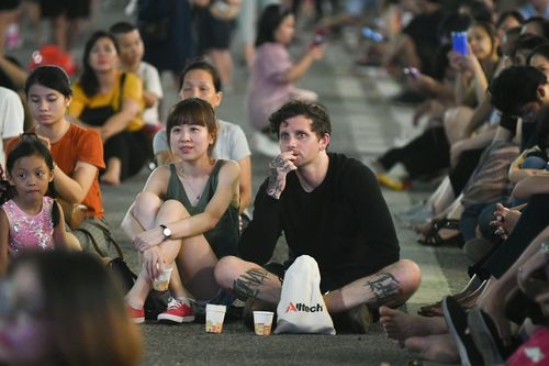 Ngồi bệt ngoài đường thưởng thức 100 nhạc công trình diễn