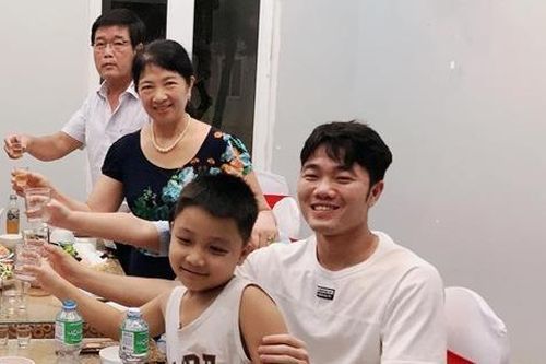 Xuân Trường vui vẻ đón sinh nhật mẹ trước khi sang Hàn phẫu thuật