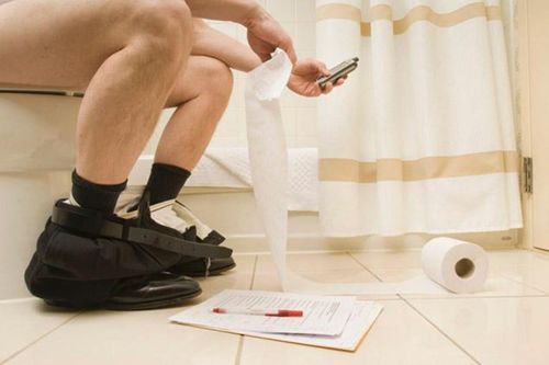 Nguy cơ mắc trĩ vì thói quen dùng điện thoại khi đi vệ sinh