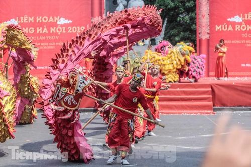 Du khách mãn nhãn với màn 'rồng bay' trên phố đi bộ hồ Gươm