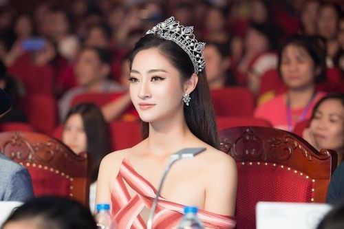 Hoa hậu Lương Thùy Linh khoe dáng nuột nà trong lần đầu làm giám khảo