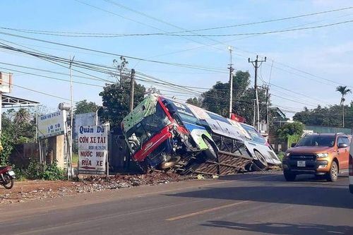 Xe khách đi sai làn hất văng ô tô bán tải