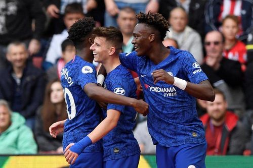 Hàng công bùng nổ, Chelsea đè bẹp Southampton