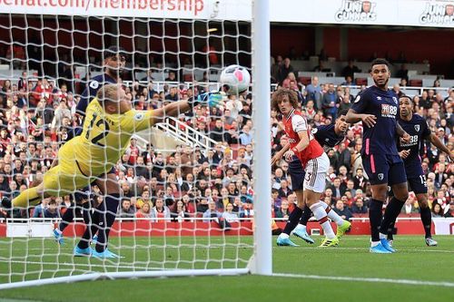 Arsenal vào top 3 nhờ pha không chiến của David Luiz
