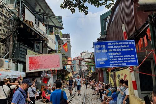 Tai nạn không báo trước ở 'Phố cà phê đường tàu'