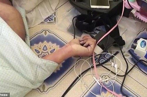 'Game thủ' bị điện giật tử vong vì chơi điện thoại khi đang sạc pin