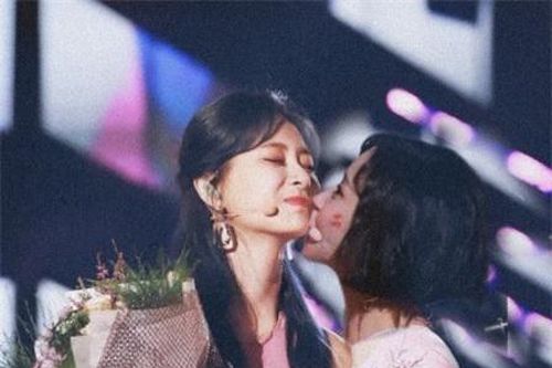 Chấp nhận gần như tất cả thành viên TWICE, nữ thần Tzuyu chỉ tránh nụ hôn của Jungyeon như 'tránh tà' vì một lý do
