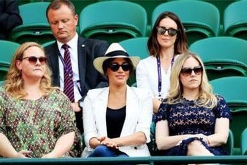Gia đình Công nương Kate đưa nhau đi xem bóng đá, Meghan Markle 'muối mặt' khi bị đá xéo quá khứ chảnh chọe với hàng ghế trống không