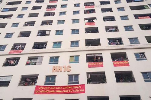 Nhiều tòa nhà ở HH Linh Đàm treo băng rôn đòi sổ hồng