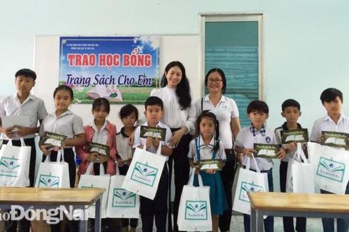 Trao tặng 30 học bổng cho học sinh các lớp học tình thương