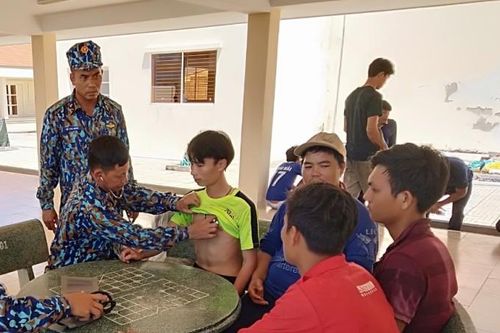 Cứu 12 ngư dân bị chìm tàu ở Trường Sa