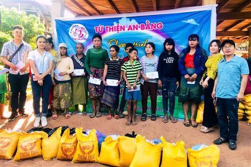 Trao 240 suất quà cho đồng bào nghèo bị ảnh hưởng thiên tai