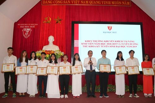 Giáo dục Tin tức giáo dục Đại học Huế tổ chức nhiều hoạt động và tuyên dương, khen thưởng sinh viên