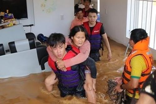 Hàng trăm CBCS Công an Bình Phước cứu dân vùng lũ