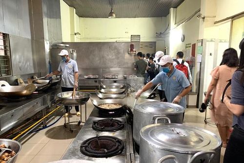 Mức sàn bị bỏ ngỏ, bữa ăn công nhân ngày càng 'teo tóp'