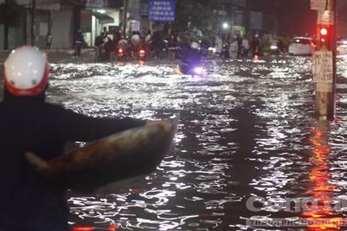Mưa lớn hơn 2 giờ, QL51 chìm trong biển nước