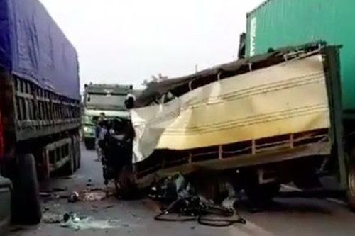 Va chạm kinh hoàng giữa xe tải và container 2 người bị thương nặng