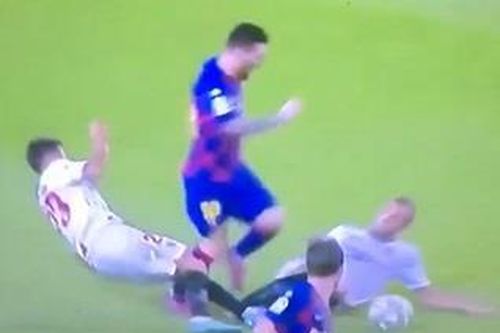 Messi đi bóng tốc độ khiến 2 cầu thủ va vào nhau