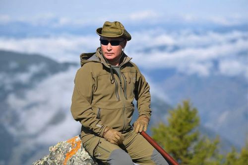 TT Putin leo núi hái nấm, ngắm sông Yenisei mừng sinh nhật tuổi 67