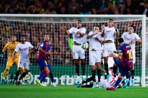 Barcelona: Messi sút phạt đẳng cấp thành bàn, fan chế giễu Ronaldo
