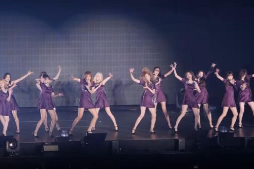 IZ*ONE là 'mớ hỗn độn' trình diễn kì cục, fan nghi ngờ thực lực