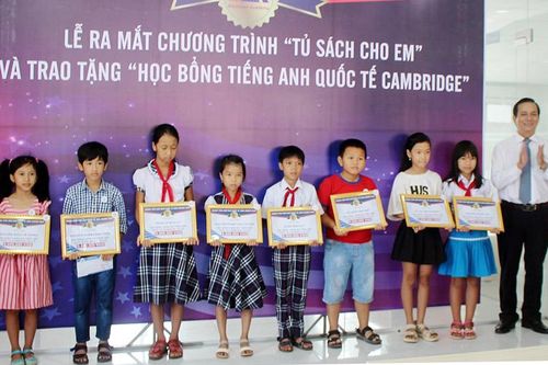 Tặng học bổng cho học sinh giỏi có hoàn cảnh khó khăn