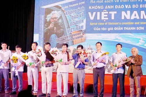 Yêu đất nước từ trên trời cao