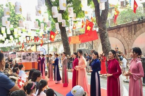 Hà Nội xưa được tái hiện sống động ở phố bích họa Phùng Hưng