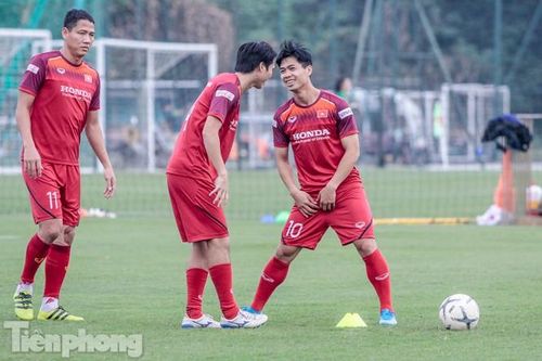 Công Phượng 'tình tứ' với Tuấn Anh trên sân tập tuyển Việt Nam