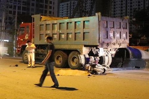 Tông vào đuôi xe ben đang dừng đỗ bên đường, nam thanh niên tử vong