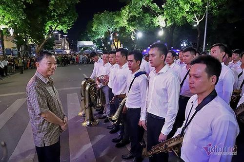 Đại tướng Tô Lâm mang dàn kèn làm rộn ràng phố đi bộ Hồ Gươm