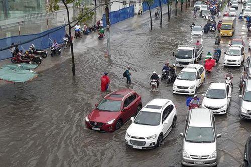 Người dân lo nhà thành 'hầm chứa nước' khi nâng đường Nguyễn Hữu Cảnh