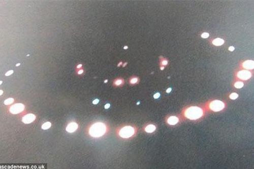 Sửng sốt vật thể giống UFO bay lơ lửng trên mái nhà