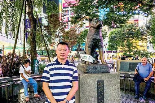 Tiếng Anh, thuốc lá và chú chó Hachico