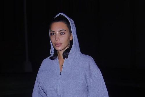 Kim Kardashian mặt mộc loang lổ khiến không ai nhận ra