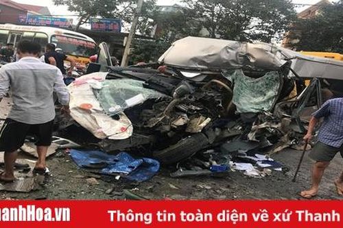 Xe ô tô tải và xe ô tô 16 chỗ tông nhau, 2 tài xế nguy kịch