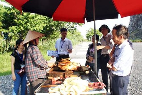 Cần quyết liệt đưa hoạt động buôn bán thịt dê trên tuyến đường Tràng An vào nền nếp
