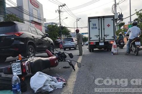 Vượt trái, người đàn ông bị kẹp giữa 2 xe tải