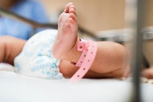 Con gái 5 ngày tuổi đã có 'kinh nguyệt' mẹ tưởng dậy thì sớm, đến viện mới biết nguyên nhân có liên quan đến mình