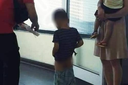 Xôn xao hình ảnh vợ chồng trẻ thản nhiên cho con đi tiểu ngay giữa lối đi tại sân bay