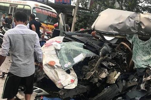 Xe hổ vồ và xe ô tô 16 chỗ tông nhau, 2 tài xế nguy kịch