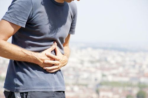 Ăn 4 con cua và uống rượu, người đàn ông nhập viện cấp cứu