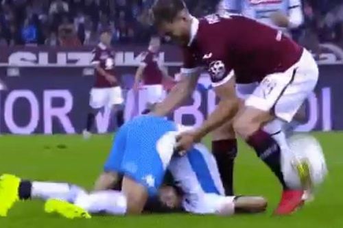 Sao Serie A tiếp đất bằng cổ sau pha không chiến lỗi