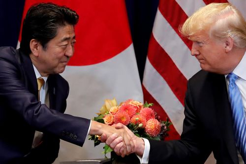 Tổng thống Donald Trump ký thỏa thuận thương mại với Nhật Bản