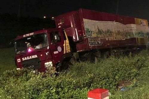 Thi thể tài xế xe máy mắc kẹt trong gầm container