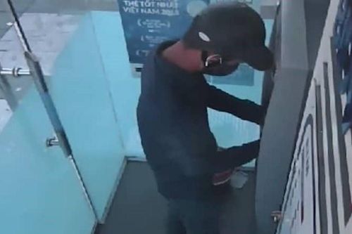 Truy tìm kẻ lắp đặt thiết bị sao chụp dữ liệu lên cây ATM