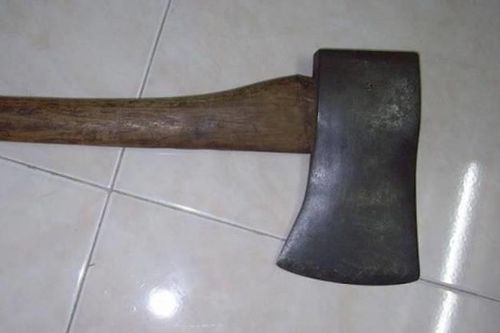 Con trai bị nghi cầm búa đánh mẹ già tử vong