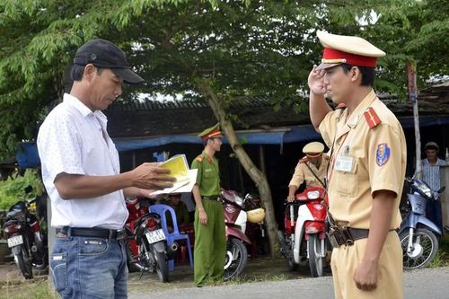 Đề xuất CSGT được mang súng tiểu liên, không chào người say khi dừng phương tiện
