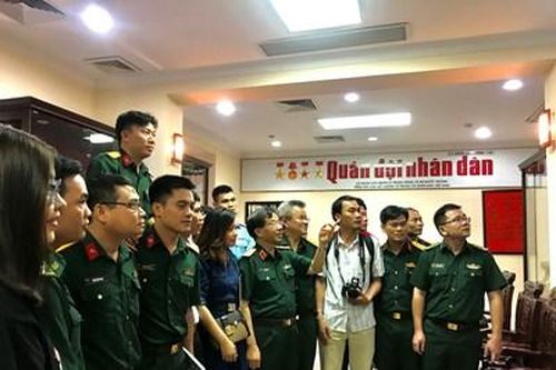 Lớp bồi dưỡng nghiệp vụ báo chí toàn quân Khóa 11 tham quan Báo Quân đội nhân dân